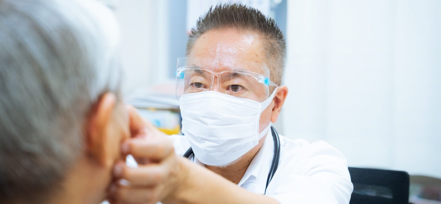 医療スタッフが高齢者の健康診断・検温を行っている場面